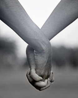 Two people holding hands; Source: https://unsplash.com/photos/yH66cRzpNzQ